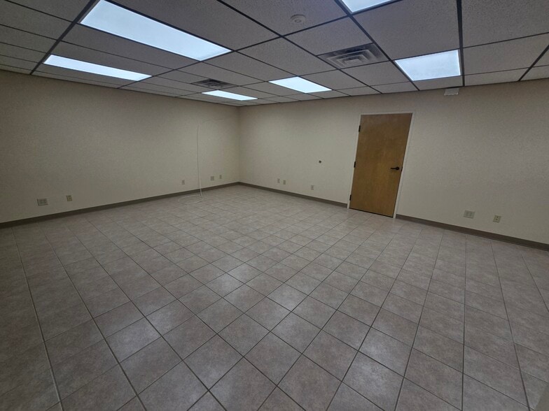 More Photos Of 3610-3616 Saturn Rd, Garland Office For Lease
