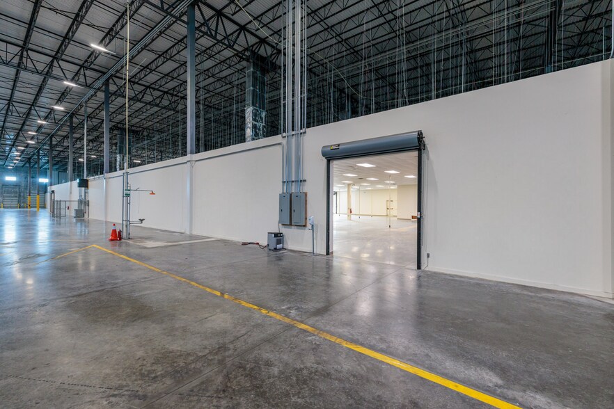 More Photos Of 8401 State Road 33 N, Lakeland Distribution For Lease