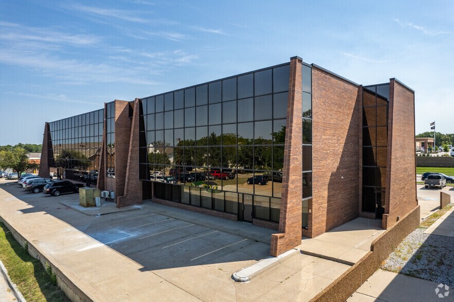 More Photos Of 301 S 70th St, Lincoln Office For Lease