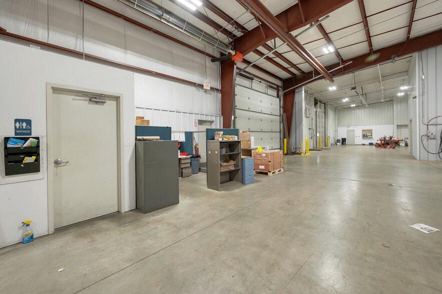 More Photos Of 1725 Suburban Dr, De Pere Manufacturing For Sale