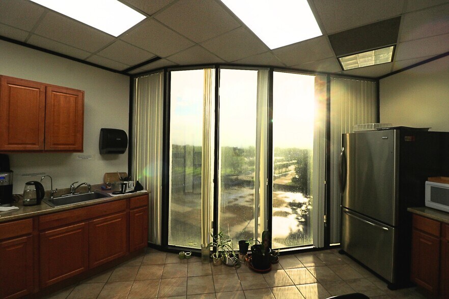 More Photos Of 6100 Corporate Dr, Houston Office For Lease