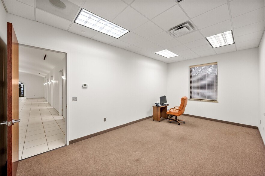 More Photos Of 820 Central Dr, Colleyville Office For Sale