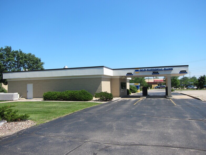 More Photos Of 630 S Green Bay Rd, Neenah Office For Sale
