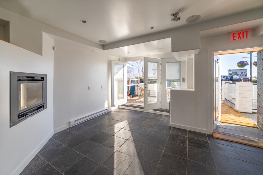 More Photos Of 15475 Marine Dr, White Rock Storefront Retail Office For Lease