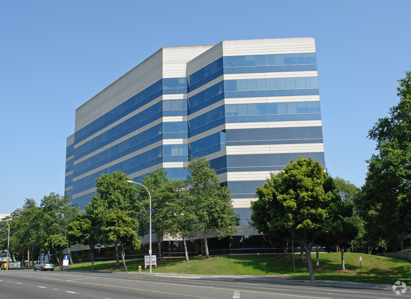 Primary Photo Of 400 Corporate Pointe, Culver City Coworking Space