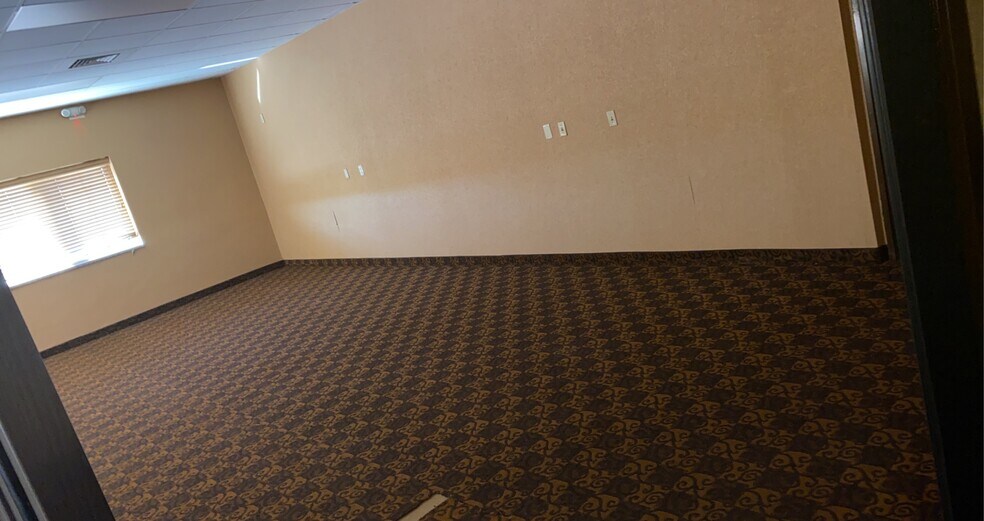 More Photos Of 11 Des Moines Ave, South Hutchinson Hotel For Sale