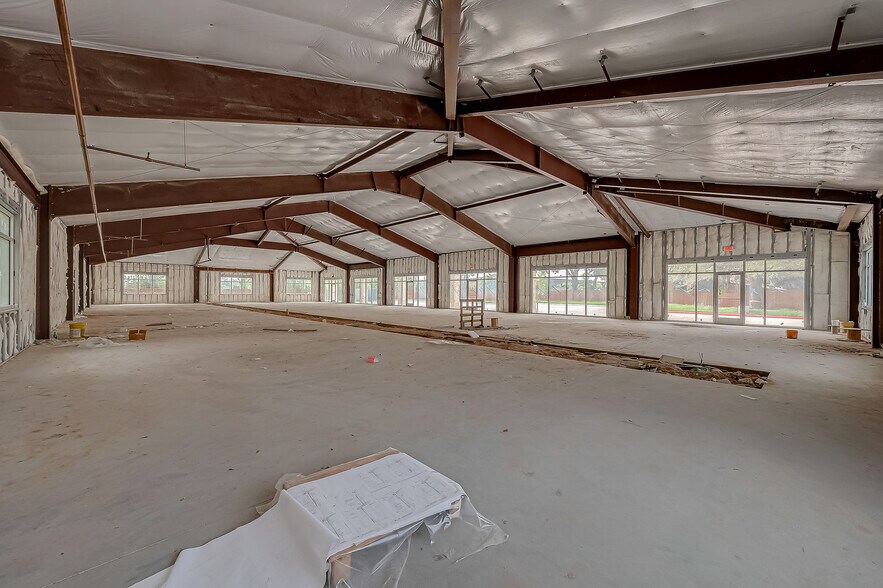 More Photos Of 910 East Ave, Katy Showroom For Lease