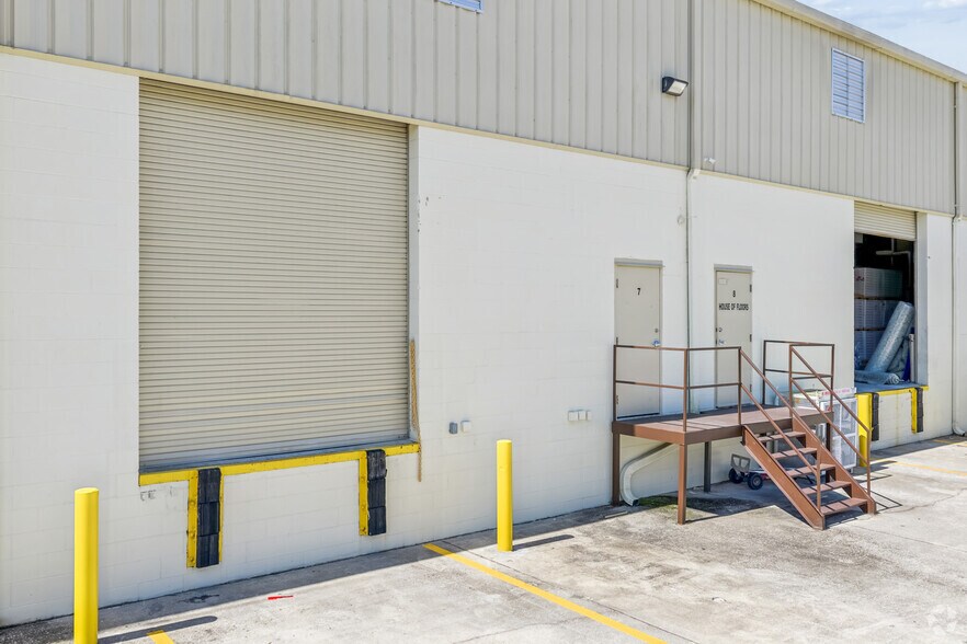 More Photos Of 11210 E Phillips Industrial Blvd, Jacksonville Warehouse For Lease
