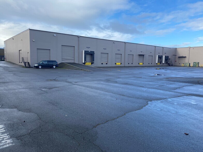 More Photos Of 2425-2515 NE Riverside Way, Portland Distribution For Lease
