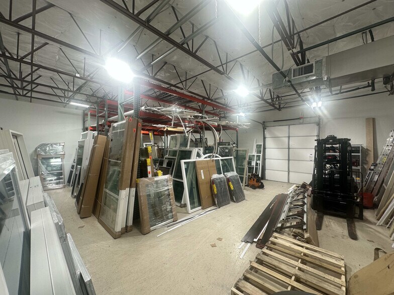 More Photos Of 2309 Springlake Rd, Farmers Branch Showroom For Lease