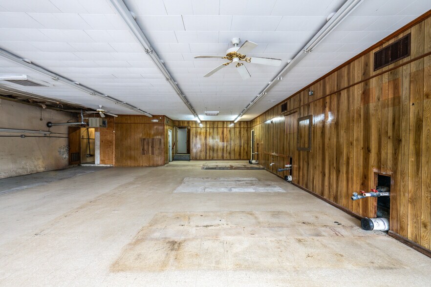 More Photos Of 121 Thompson St, Pittsboro Freestanding For Lease