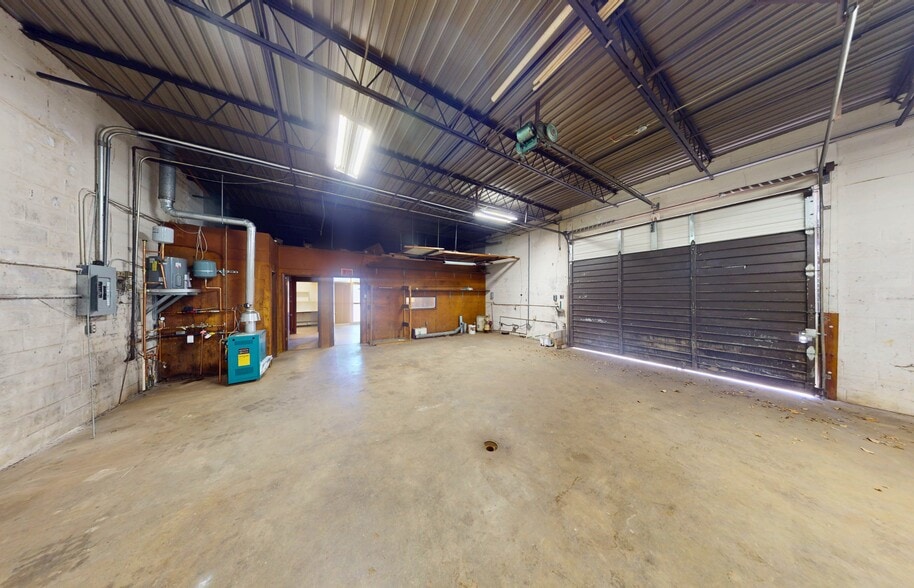 More Photos Of 202 2nd St NE, Roanoke Light Manufacturing For Lease