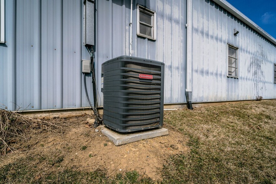 More Photos Of 52 Mid Valley, Verona Light Manufacturing For Sale