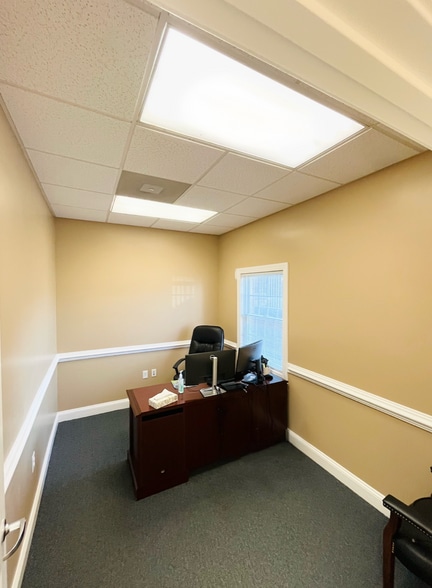 More Photos Of 172 Linden Dr, Winchester Office For Sale