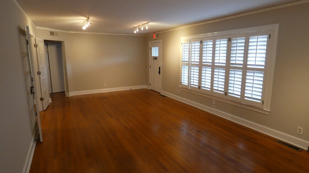More Photos Of 2911 Middle Tennessee Blvd, Murfreesboro Office Residential For Lease