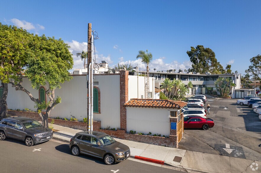More Photos Of 2515 E Coast Hwy, Corona del Mar Storefront Retail Office For Lease