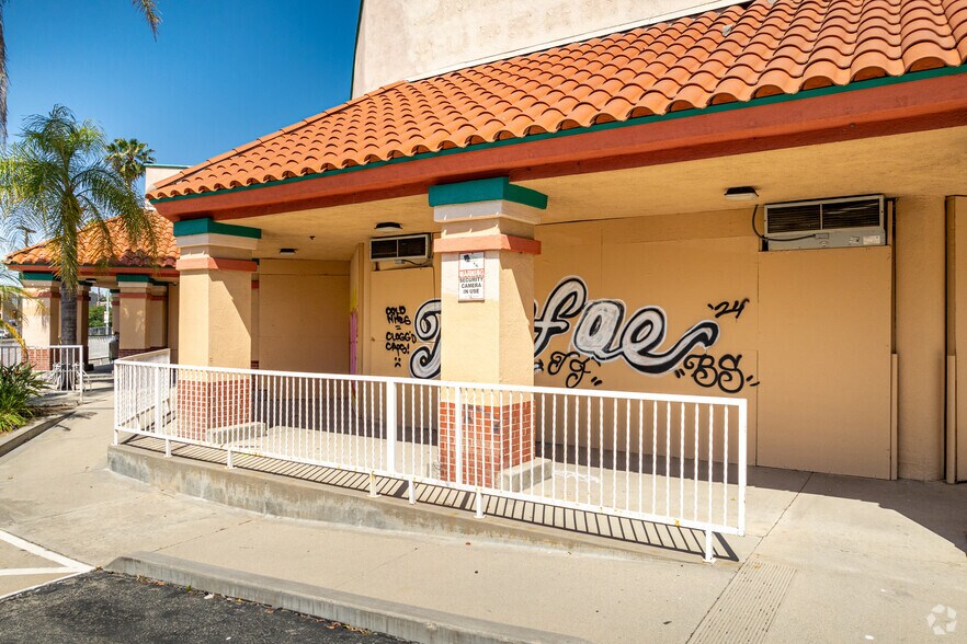 More Photos Of 21555-21627 Roscoe Blvd, Canoga Park Service For Lease