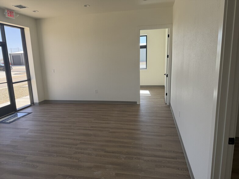 More Photos Of 3204 118th St, Lubbock Flex For Lease