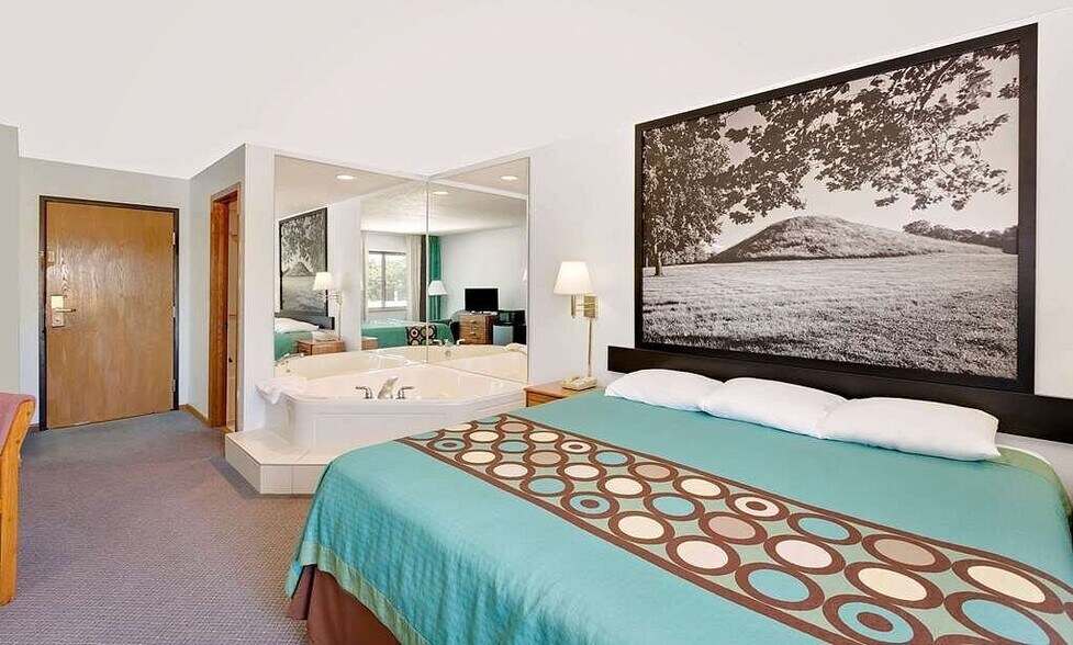 More Photos Of 313 W University Dr, Macomb Hotel For Sale