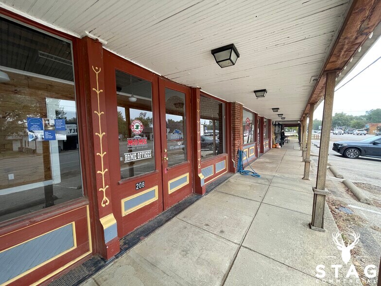 More Photos Of 208 S Main St, Aubrey Restaurant For Lease