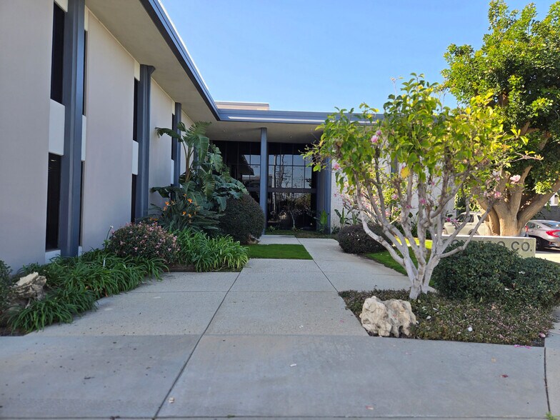 More Photos Of 16750 Schoenborn St, North Hills Flex For Sale