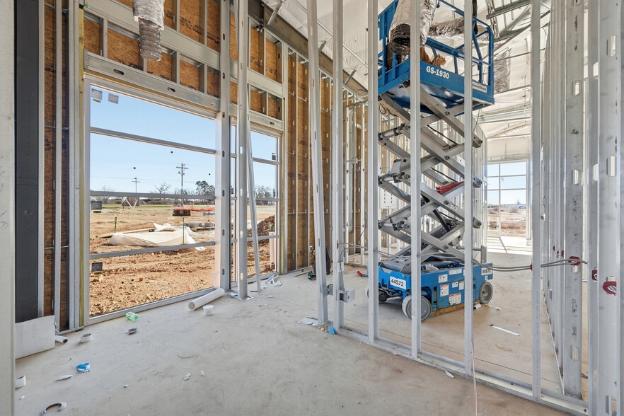 More Photos Of 2420 S 8th St, Rogers Flex For Lease