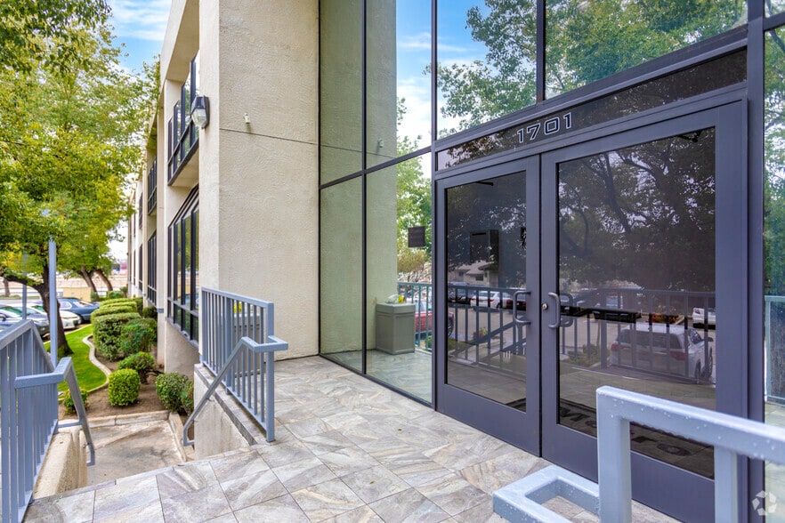 More Photos Of 1701 Westwind Dr, Bakersfield Office For Lease