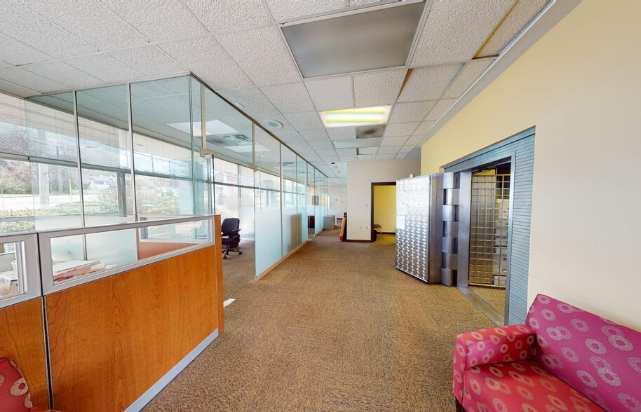 More Photos Of 301 McClanahan St SW, Roanoke Bank For Lease