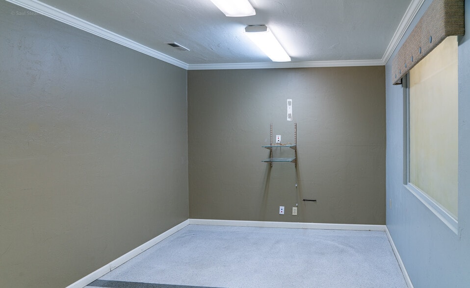 More Photos Of 815-817 N Central Ave, Medford Storefront For Lease