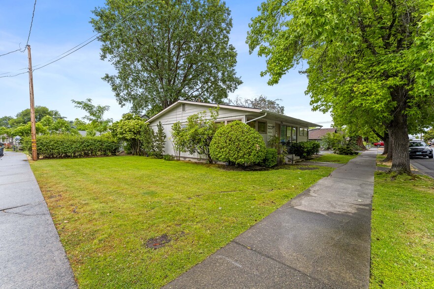 More Photos Of 515 NE 8th St, Grants Pass Office For Sale
