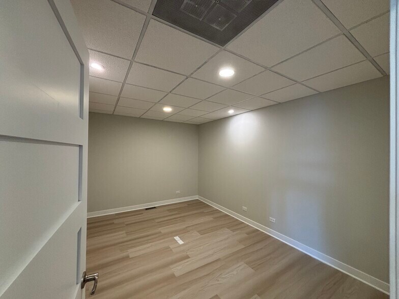 More Photos Of 75 E Division St, Mundelein Office Residential For Lease