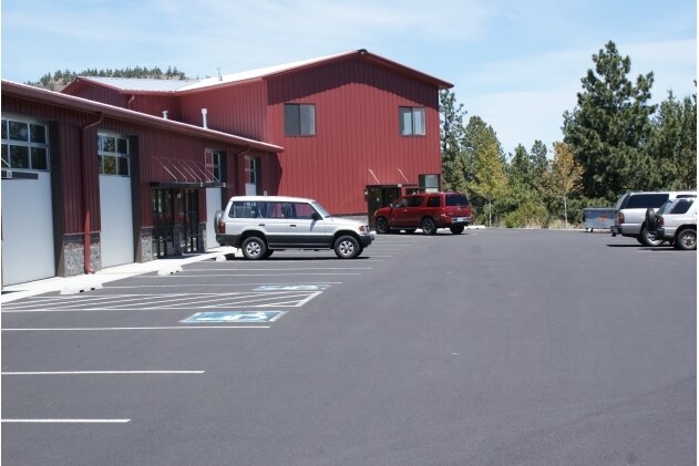 More Photos Of 48 SE Bridgeford Blvd, Bend Light Manufacturing For Lease