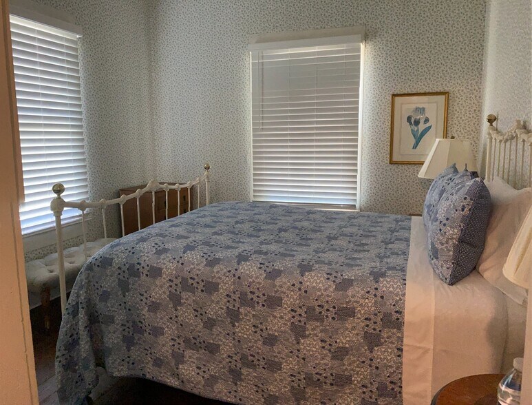 More Photos Of 205 SW Barnard St, Glen Rose Hotel For Sale