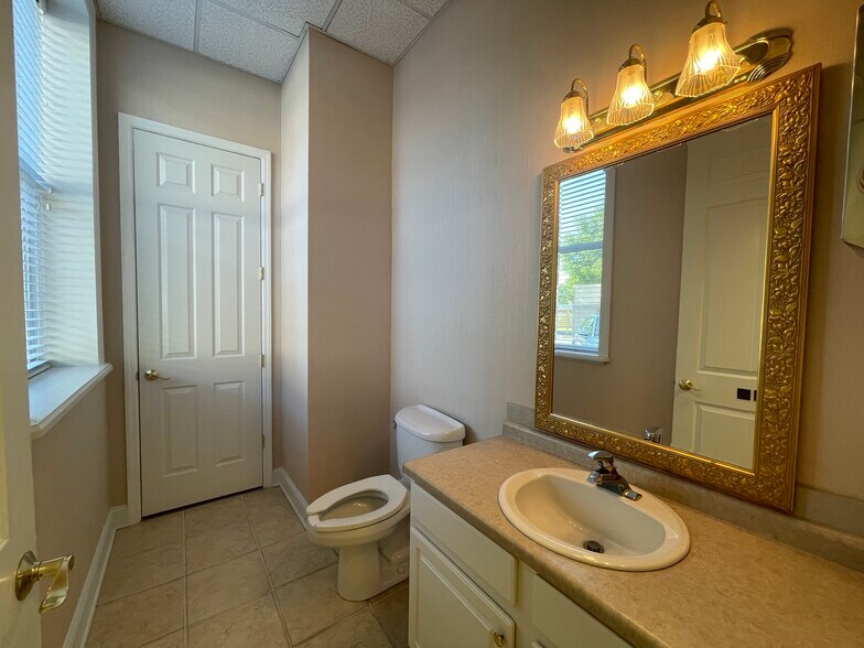 More Photos Of 220 W Main St, Tavares Office For Lease