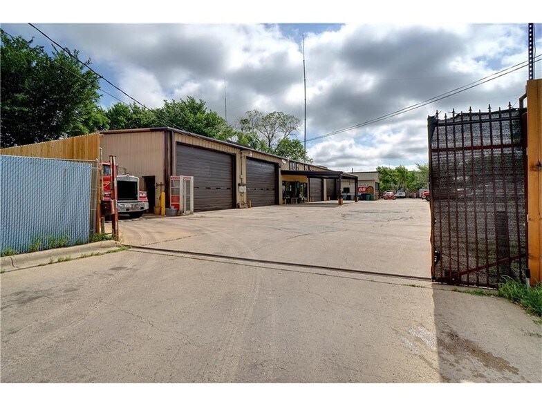More Photos Of 715 Dallas Dr, Denton Flex For Sale