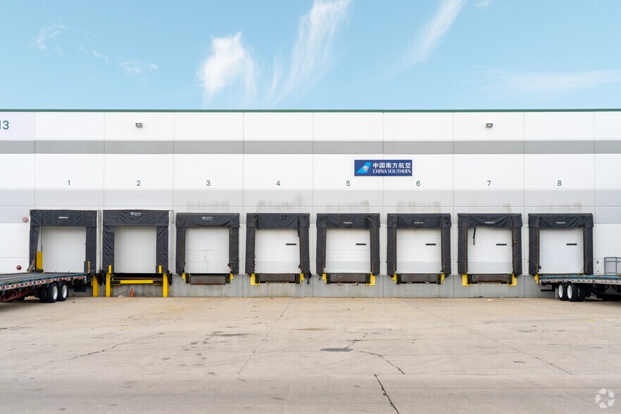 More Photos Of 513 Express Center Dr, Chicago Distribution For Lease
