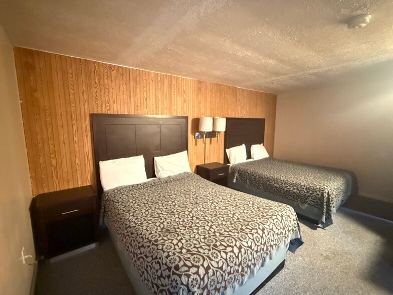 More Photos Of 1102 N Cunningham Ave, Urbana Hospitality For Sale