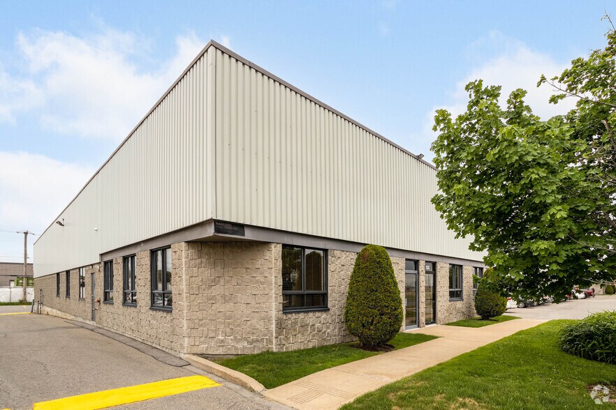 More Photos Of 121-135 Boul Brunswick, Pointe-claire Warehouse For Lease