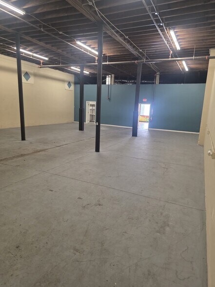 More Photos Of 801 8th Ave W, Palmetto Showroom For Lease