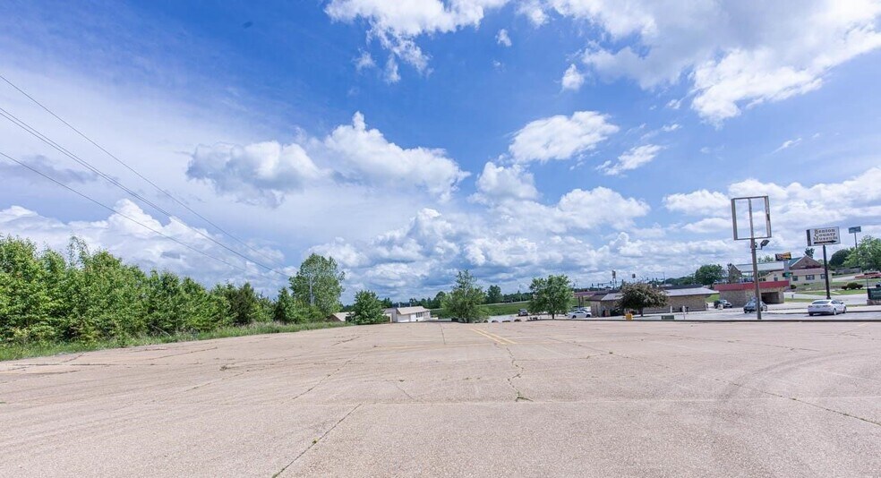 More Photos Of 1630 Commercial St, Warsaw Restaurant For Sale