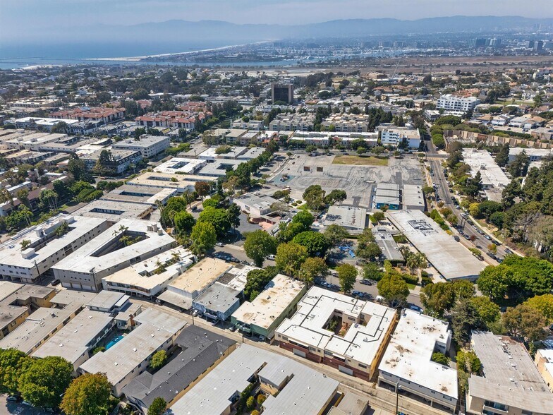 More Photos Of 7736 Paseo del Rey, Venice Apartments For Sale