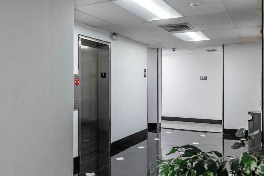 More Photos Of 2500 Hollywood Blvd, Hollywood Office For Lease