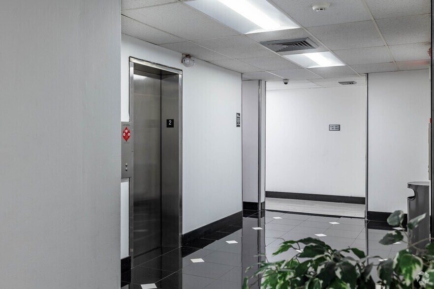 More Photos Of 2500 Hollywood Blvd, Hollywood Office For Lease