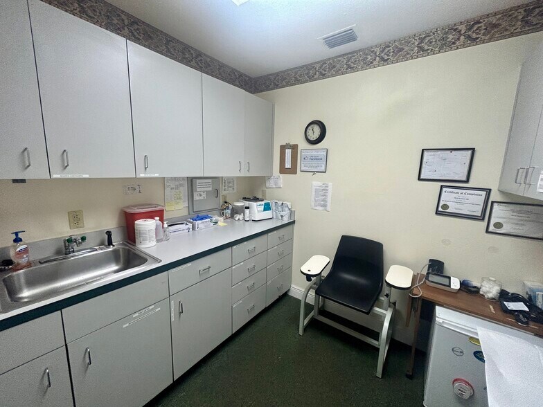 More Photos Of 5939 Virginia, New Port Richey Medical For Sale