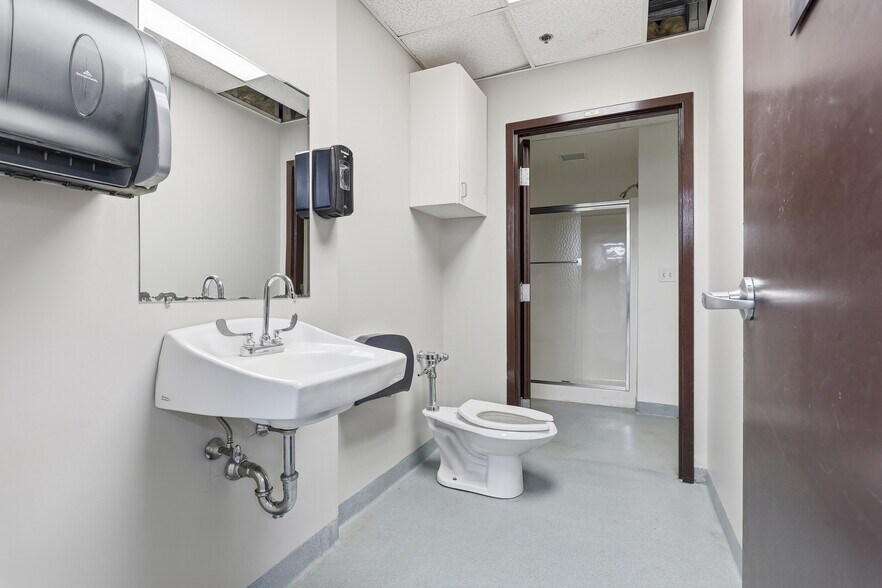 More Photos Of 180 Bear Hill Rd, Waltham Flex For Sale