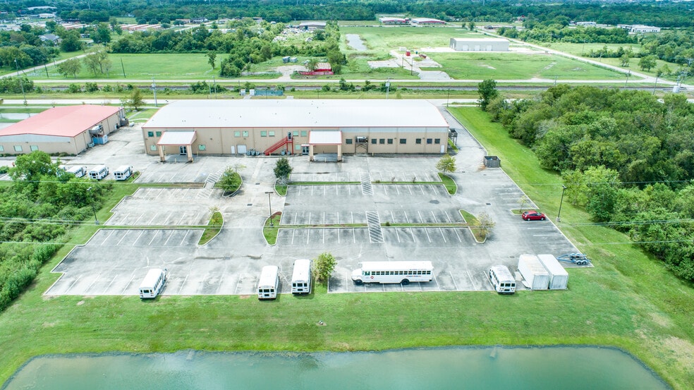 More Photos Of 2705 Dickinson Ave, League City Warehouse For Lease