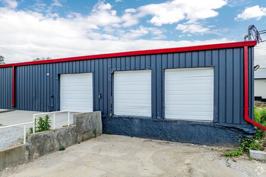 More Photos Of 1617 NE 51st Ave, Des Moines Warehouse For Lease