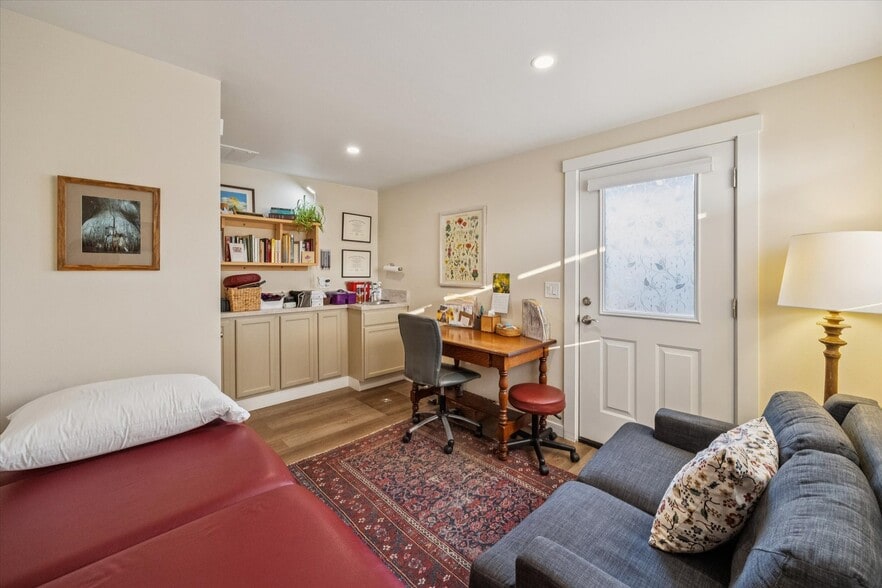 More Photos Of 615 SE 1st Ave, Canby Office For Sale