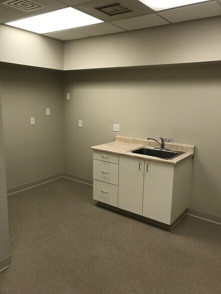 More Photos Of 5700 W Olive Ave, Glendale Medical For Lease