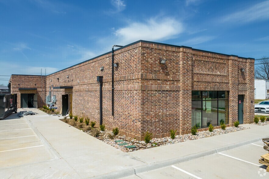 More Photos Of 211 S Main St, Keller Restaurant For Sale